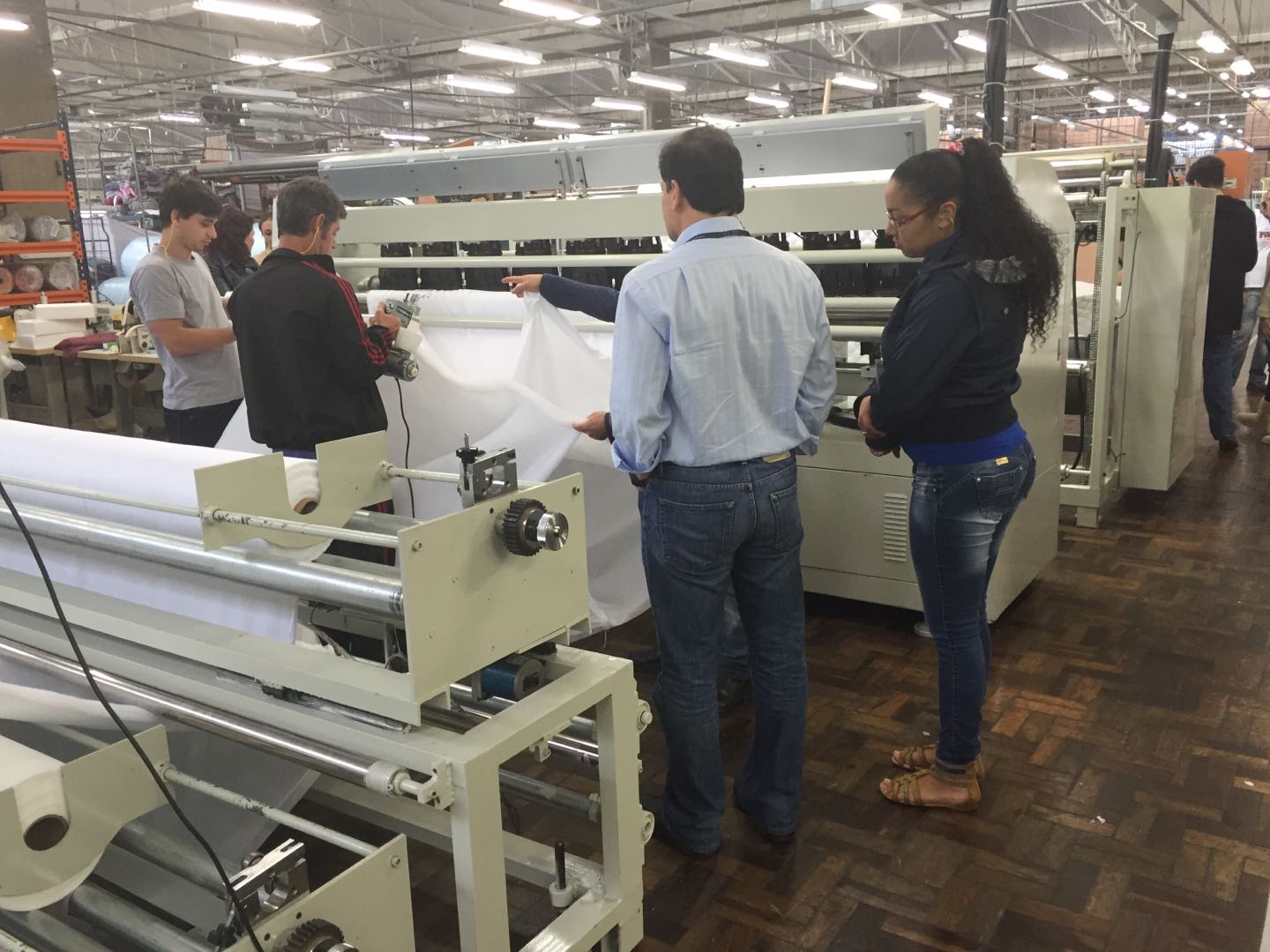 Help customer install ultrasonic quilting machine